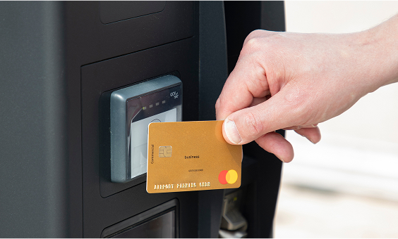 Bargeldlose Bezahlung an einem Automaten im iParks Parkhaus in Emmerich