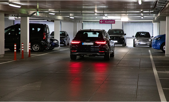 Ein Auto fährt durch das iParks Parkhaus im RheinCenter in Emmerich