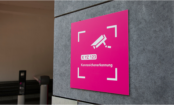 Hinweisschild für die Kennzeichenerkennung im iParks Parkhaus in Emmerich