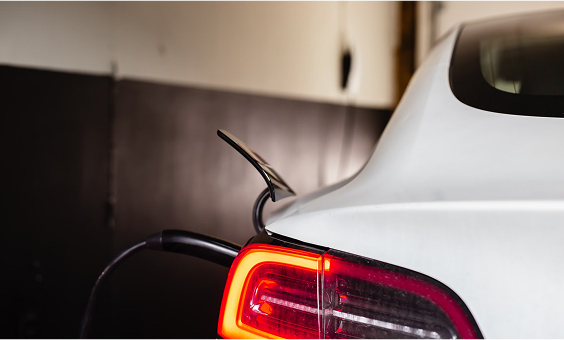 Ein E-Auto wird in einem Parkhaus an einer Ladestation geladen