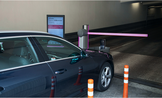 Ein Auto vor der Einfahrtsschranke des iParks Parkhauses in Emmerich